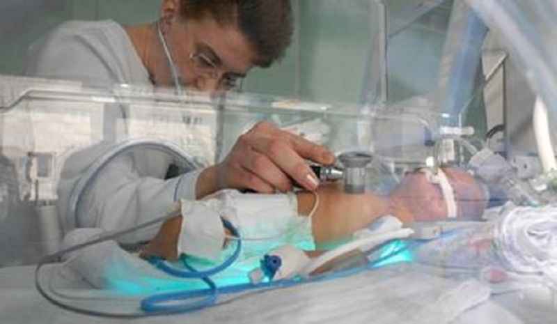 врач  осматривает  ребёнка  с  неврологической  патологией